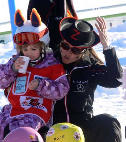 verkleidete Kinder Skischule Rote Teufel